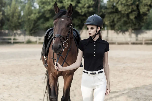 Jinete Caballo Caminando Hipódromo Después Carrera Deporte Concepto Moda — Foto de Stock