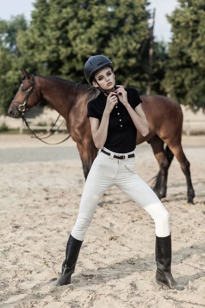 Modelo Con Traje Ecuestre Equipo Mirando Cámara Con Caballo Fondo — Foto de Stock