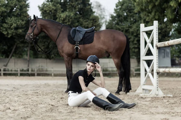 Jinete Cansado Sentado Después Carrera Cerca Caballo Obstáculo Hipódromo Deporte — Foto de Stock