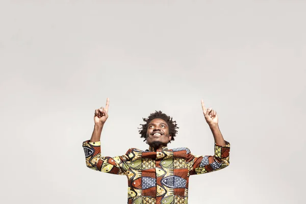 Szczęście Afryki Człowiek Palcem Wskazującym Miejsce Wewnątrz Białym Tle Szarym — Zdjęcie stockowe
