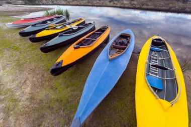 Riverside'da renkli kayaks topluluğu yaz gün 