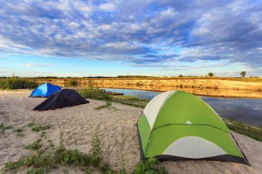 turist çadır yaz sabahı ormandaki nehir 