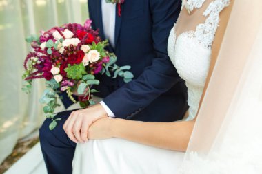 kocası, gelinin elini tutarak yakın çekim 