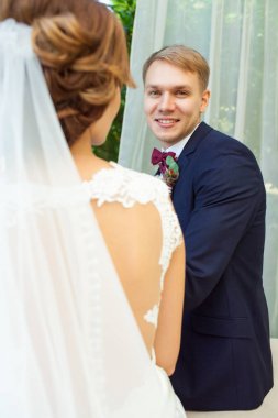 Park bej kanepe üzerinde oturan mutlu yeni evliler 