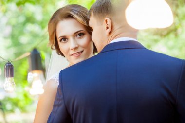 güzel yeni evliler sensually park, sarılma yakın çekim 