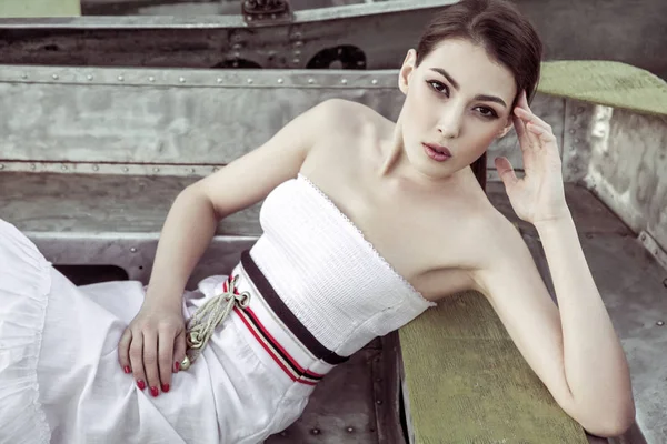 木製ボートに座っている白いサマードレスを着て魅力的な女性 — ストック写真
