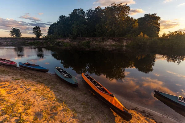 夏の日に川沿いのカラフルなカヤックのコレクション — ストック写真