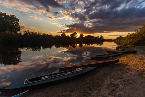 Συλλογή Πολύχρωμες Καγιάκ Στο Riverside Στο Μέρα Του Καλοκαιριού — Φωτογραφία Αρχείου