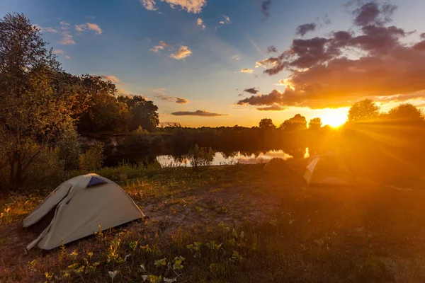 Turist Tält Vid Åstranden Skogen Sommarmorgon — Stockfoto