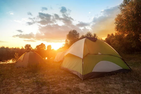 夏日清晨森林河岸上的旅游帐篷 — 图库照片