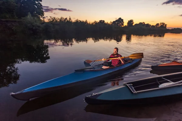 Uomo Sportivo Kayak Sul Fiume Circondato Dalla Foresta Tramonto — Foto Stock