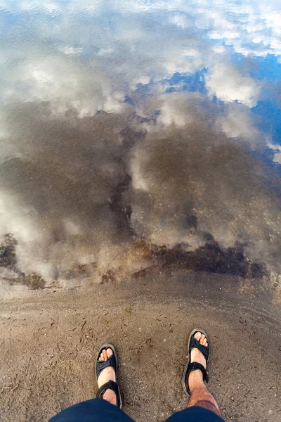 Homem Costa Perto Superfície Água Rio Com Reflexos Nuvens Brancas — Fotografia de Stock