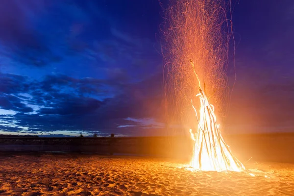 Grote Heldere Vreugdevuur Zandstrand Bij Nacht — Stockfoto