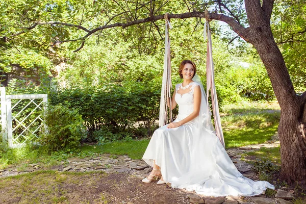 Esposa Atraente Feliz Sentado Balanço Jardim Verão — Fotografia de Stock