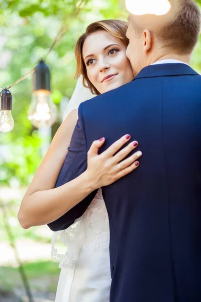 Noivo Bonito Beijando Noiva Atraente Jardim Verão Close — Fotografia de Stock