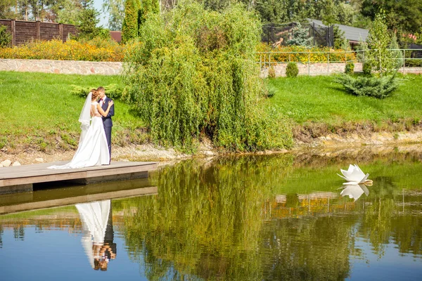 Recém Casados Abraçando Enquanto Estavam Cais Madeira Perto Lago Dia — Fotografia de Stock