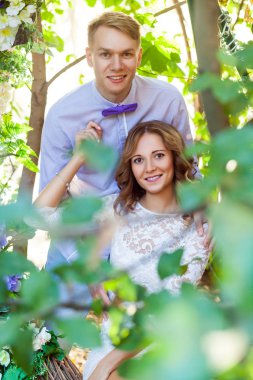 ağaçlar Bahar park, aşk kavramı arasında poz genç mutlu çift 