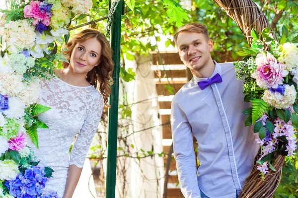 Casal Feliz Recém Casados Posando Flores Arco Enquanto Está Parque — Fotografia de Stock