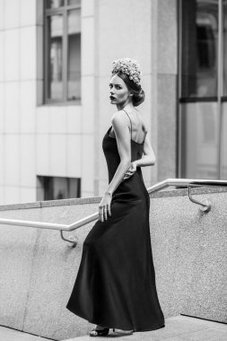 çekici kadın uzun akşam siyah elbise granit merdiven basamaklarında poz 