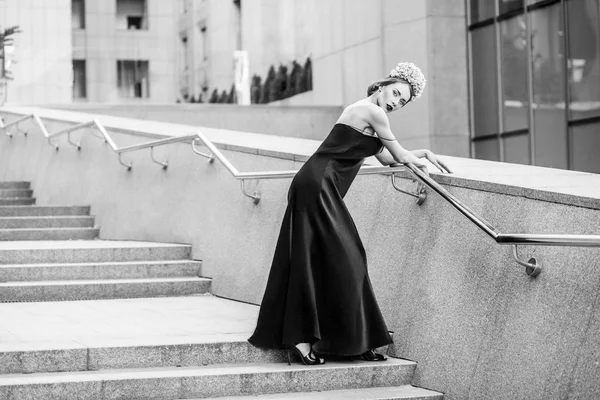 Ελκυστική Γυναίκα Στο Μαύρο Μακρύ Βραδινό Φόρεμα Θέτοντας Βήματα Σκάλα — Φωτογραφία Αρχείου