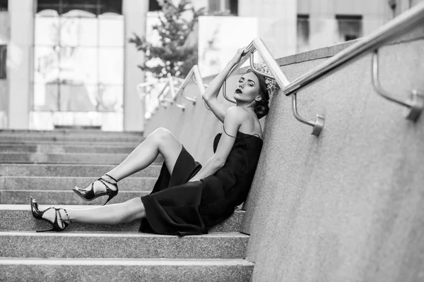 Ελκυστική Γυναίκα Που Κάθεται Στις Σκάλες Γρανίτης Σκάλα — Φωτογραφία Αρχείου