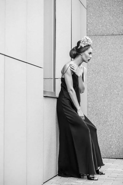 Mujer Lujo Corona Floral Vestido Negro Posando Mientras Apoya Pared —  Fotos de Stock