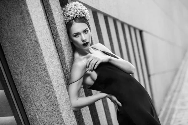 Luxurious Woman Floral Crown Black Dress Posing While Leaning Wall — Stock Photo, Image