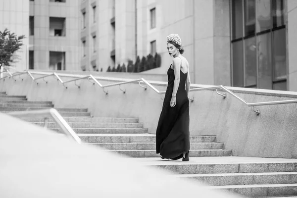 Élégante Femme Portant Couronne Fleurs Longue Robe Soirée Escalade Escaliers — Photo
