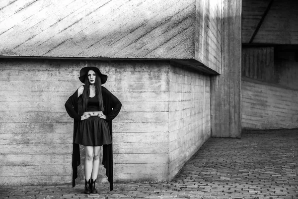 Ελκυστική Γυναίκα Λαμπερό Μακιγιάζ Φοράει Σκούρα Ρούχα Θέτοντας Κοντά Στο — Φωτογραφία Αρχείου