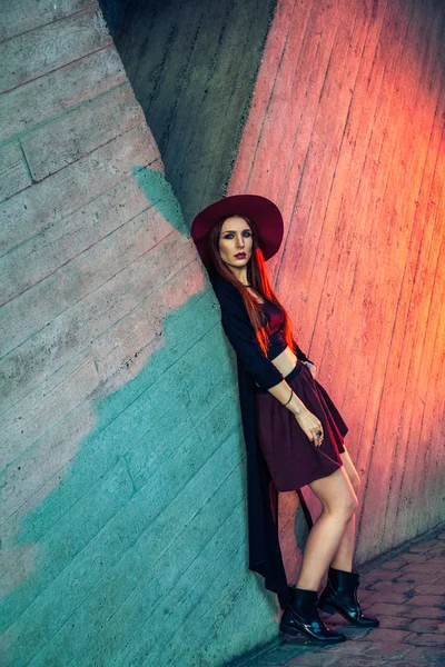 Όμορφη Γυναίκα Κομψά Ρούχα Ακουμπά Στον Πολύχρωμο Ξύλινο Κτίριο — Φωτογραφία Αρχείου
