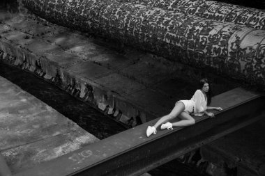 ayartma kadın yaz giysileri, yalan binayı terk