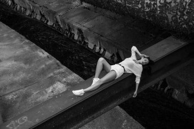 ayartma kadın yaz giysileri, yalan binayı terk