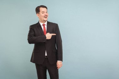 açılan ağzı açık mavi renkli kopya alanı, parmakla başarılı iş adamı