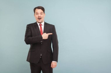 açılan ağzı açık mavi renkli kopya alanı, parmakla başarılı iş adamı