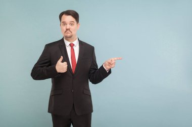 başparmak gösterilmesini ve kopya alanı üzerinde açık mavi renkli, parmakla başarılı iş adamı