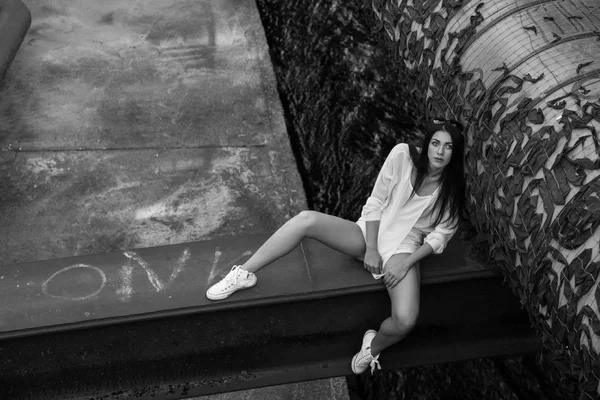 Atractiva Mujer Ropa Blanca Posando Mientras Está Sentada Edificio Abandonado —  Fotos de Stock