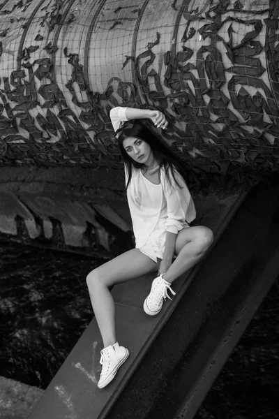 yaz giysileri oturup baştan çıkarmak kadın binayı terk