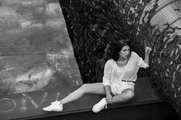 Atractiva Mujer Ropa Blanca Posando Mientras Está Sentada Edificio Abandonado —  Fotos de Stock