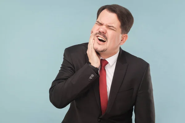 Geschäftsmann Anzug Berührt Wange Während Zahnschmerzen Auf Hellblauem Hintergrund Hat — Stockfoto