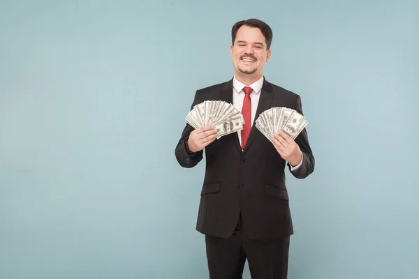 Felice Uomo Affari Sorridente Possesso Banconote Dollari Sfondo Azzurro — Foto Stock