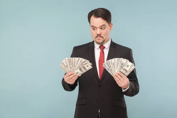 Homem Negócios Chocado Surpreendido Segurando Notas Dólar Fundo Azul Claro — Fotografia de Stock