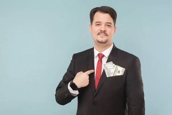 Affärsman Kostym Med Pengar Fickan Pekande Finger Själv Ljusblå Bakgrund — Stockfoto