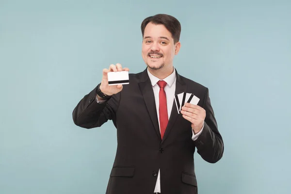 Glad Affärsman Kostym Som Håller Bankkort Ljusblå Bakgrund — Stockfoto