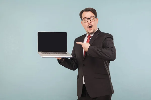 Empresário Terno Com Espanto Apontando Para Laptop Fundo Azul Claro — Fotografia de Stock