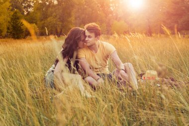 sıcak güneşli gün, mutluluk ve sevgi kavramı sonbahar Park çiçek sahada dinlenirken kaç sarılma sevgi dolu