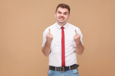 kızgın işadamı açık kahverengi renkli kamera, lanet olası belirtileri gösteren