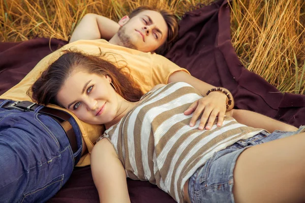 Couple Aimant Couché Sur Champ Floral Dans Parc Automnal Chaude — Photo