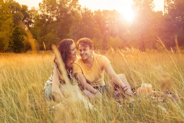 Kjærlig Par Som Sitter Blomstereng Høstparken Varm Solskinnsdag Lykke Kjærlighetskonsept – stockfoto