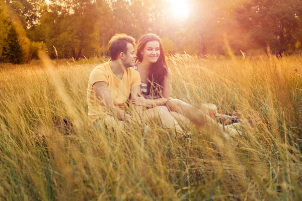 Verliefde Paar Zitten Bloemen Veld Herfst Park Warme Zonnige Dag — Stockfoto