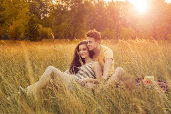 Lief Paar Knuffelen Terwijl Ontspant Bloemen Veld Herfst Park Warme — Stockfoto